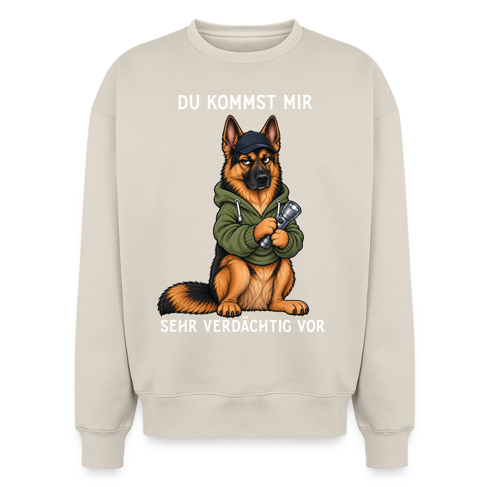 Schäferhund Sweater in Beige – lustiger Cartoon-Hund mit Spruch „Sehr verdächtig“ auf der Rückseite | Geschenk für Hundeliebhaber von Pfotenart