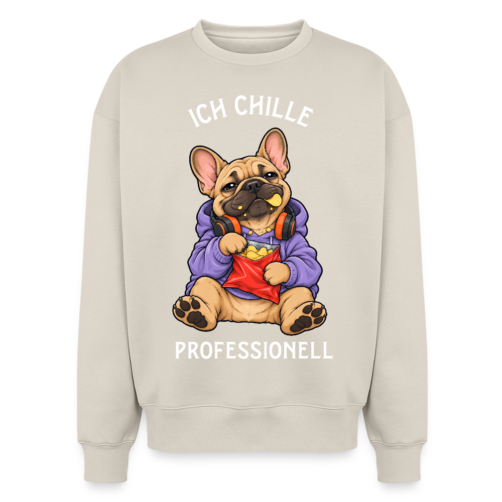 Französische Bulldogge Sweater in Beige – lustiger Cartoon-Hund mit Spruch „Chillen“ auf der Rückseite | Geschenk für Hundeliebhaber von Pfotenart