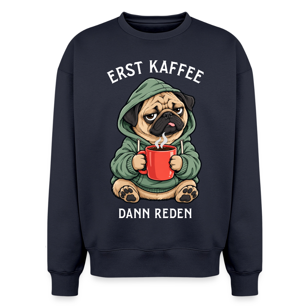 Mops Sweater in Navy – lustiger Cartoon-Hund mit Spruch „Erst Kaffee“ auf der Rückseite | Geschenk für Hundeliebhaber von Pfotenart