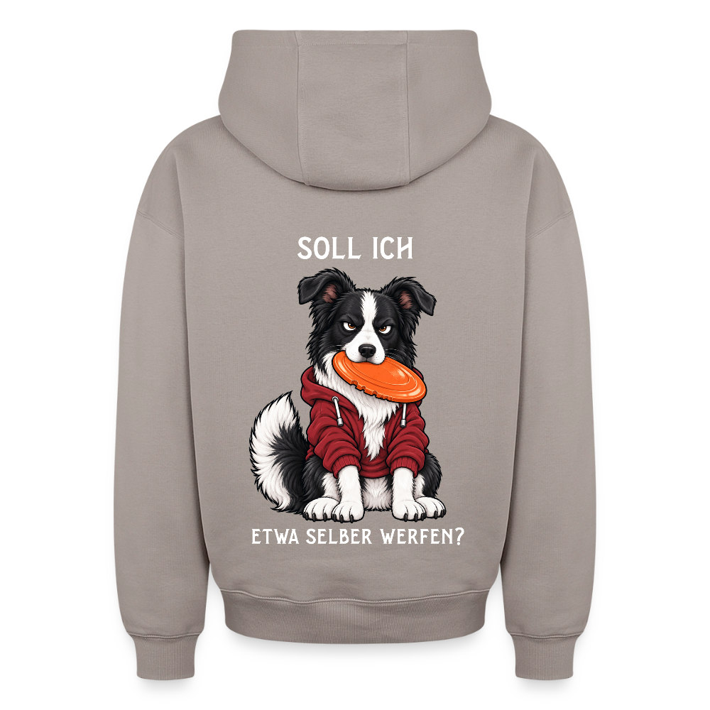 Border Collie Hoodie in Taupe – lustiger Cartoon-Hund mit Spruch „Selber werfen“ auf der Rückseite | Geschenk für Hundeliebhaber von Pfotenart