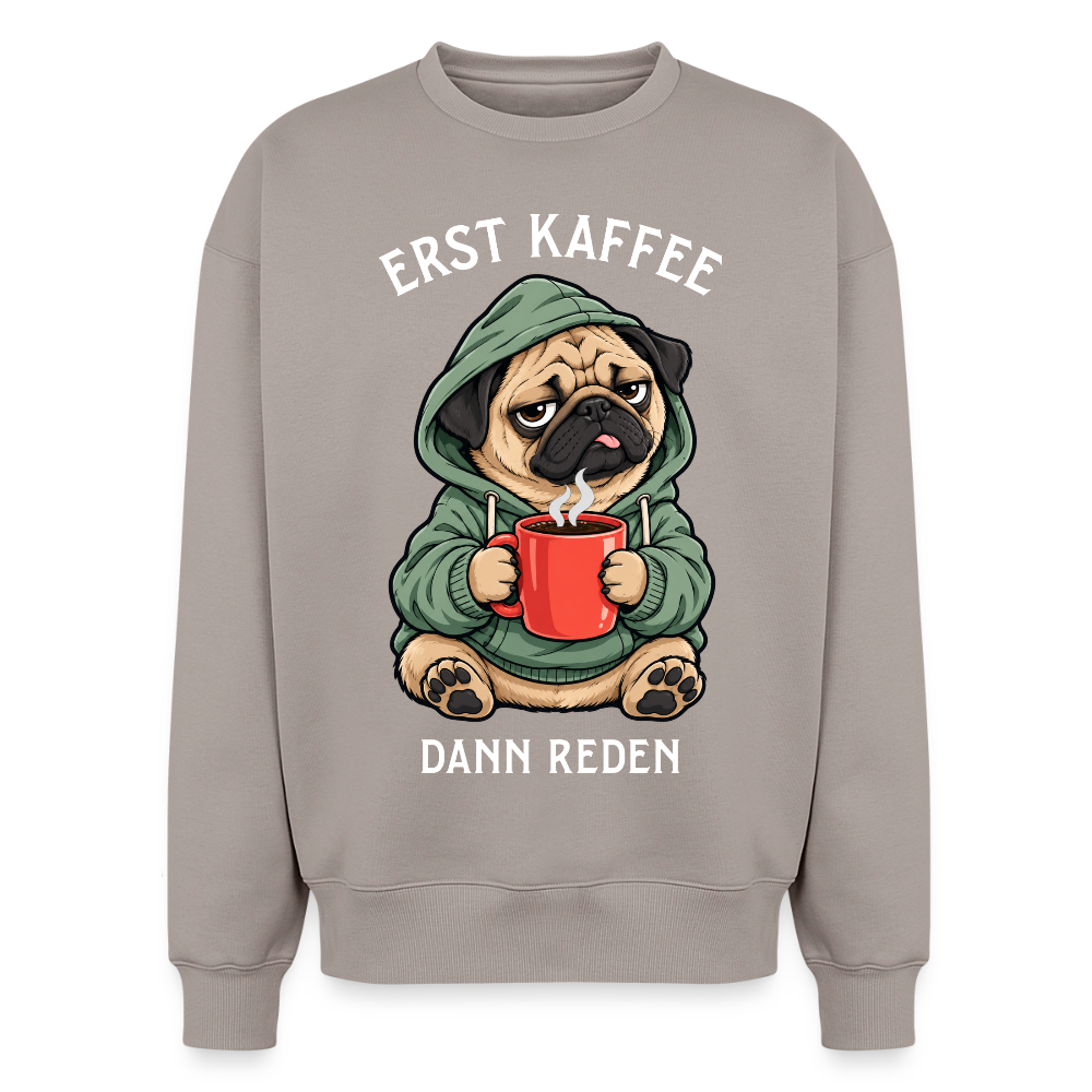 Mops Sweater in Taupe – lustiger Cartoon-Hund mit Spruch „Erst Kaffee“ auf der Rückseite | Geschenk für Hundeliebhaber von Pfotenart
