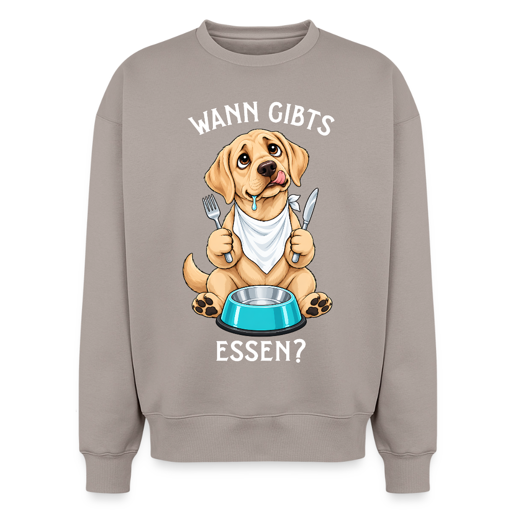 Labrador Sweater in Taupe – lustiger Cartoon-Hund mit Spruch „Wann gibts Essen“ auf der Rückseite | Geschenk für Hundeliebhaber von Pfotenart