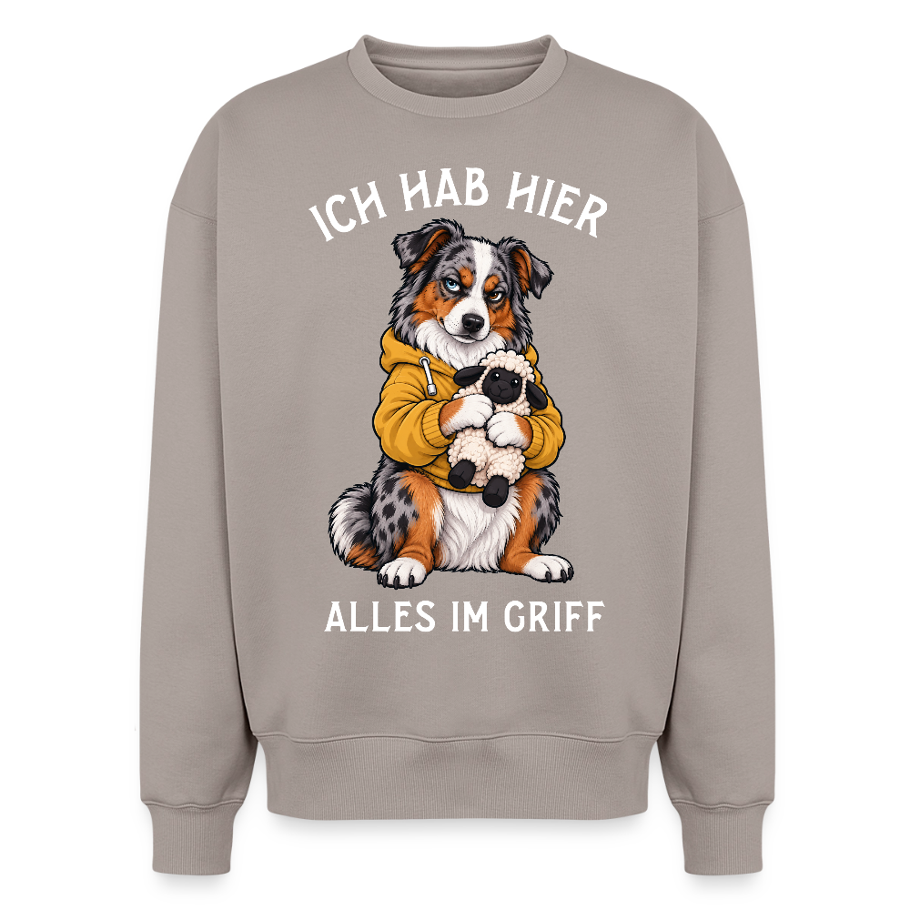Australian Shepherd Sweater in Taupe – lustiger Cartoon-Hund mit Spruch „Alles im Griff“ auf der Rückseite | Geschenk für Hundeliebhaber von Pfotenart