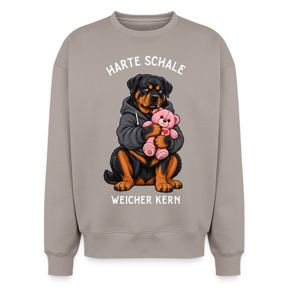 Rottweiler Sweater in Taupe – lustiger Cartoon-Hund mit Spruch „Harte Schale“ auf der Rückseite | Geschenk für Hundeliebhaber von Pfotenart