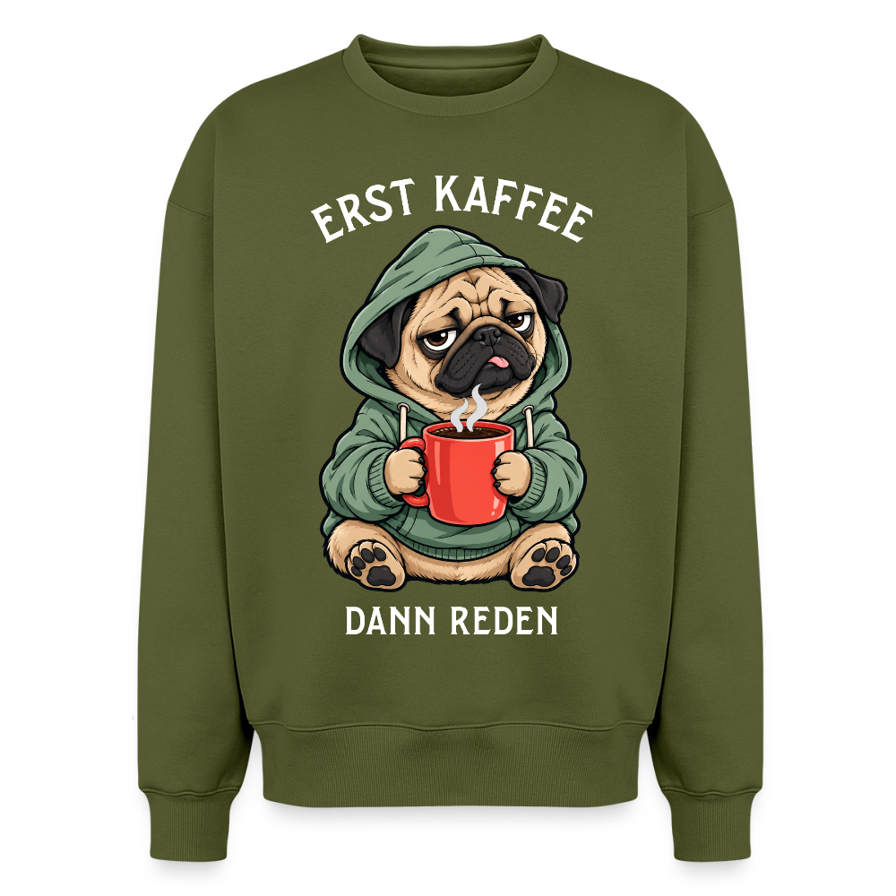 Mops Sweater in Khaki – lustiger Cartoon-Hund mit Spruch „Erst Kaffee“ auf der Rückseite | Geschenk für Hundeliebhaber von Pfotenart