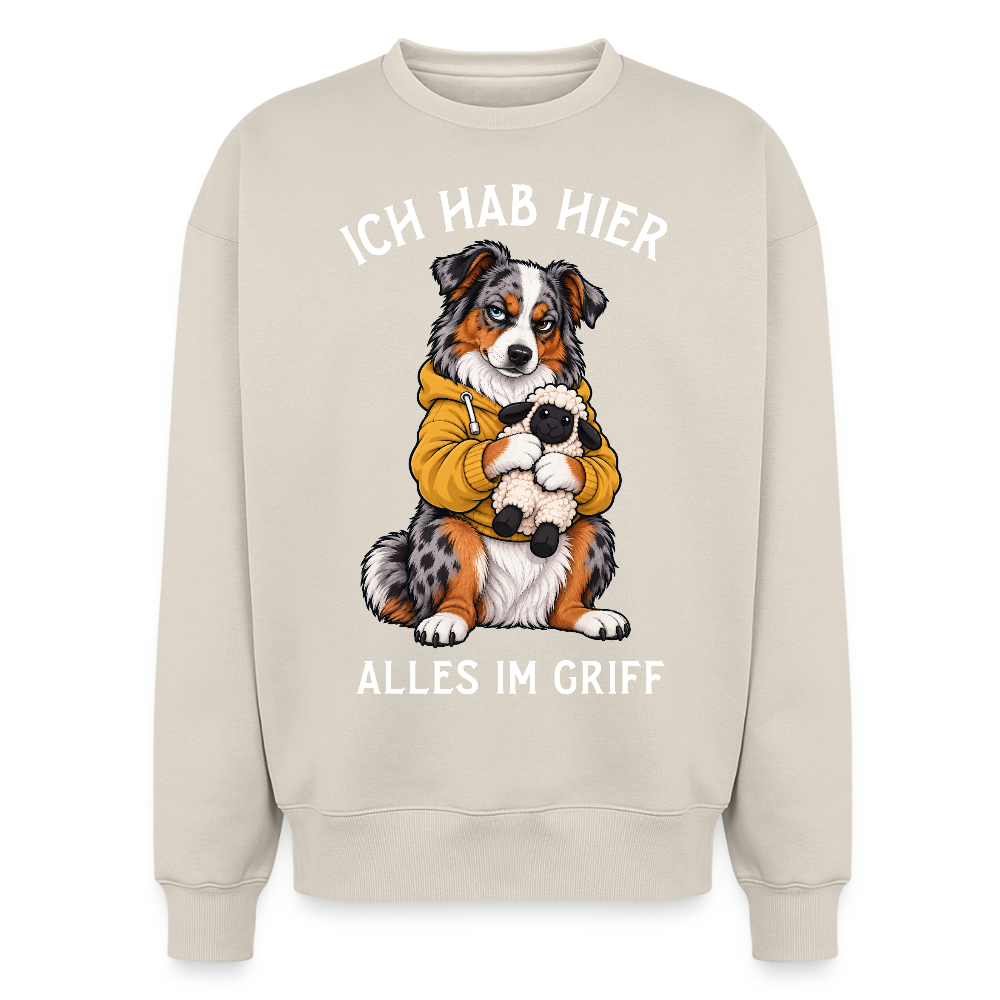 Australian Shepherd Sweater in Beige – lustiger Cartoon-Hund mit Spruch „Alles im Griff“ auf der Rückseite | Geschenk für Hundeliebhaber von Pfotenart