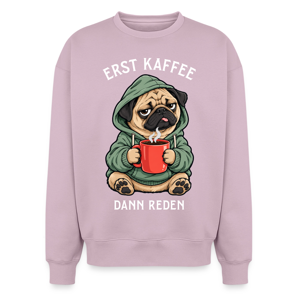 Mops Sweater in Altrosa – lustiger Cartoon-Hund mit Spruch „Erst Kaffee“ auf der Rückseite | Geschenk für Hundeliebhaber von Pfotenart