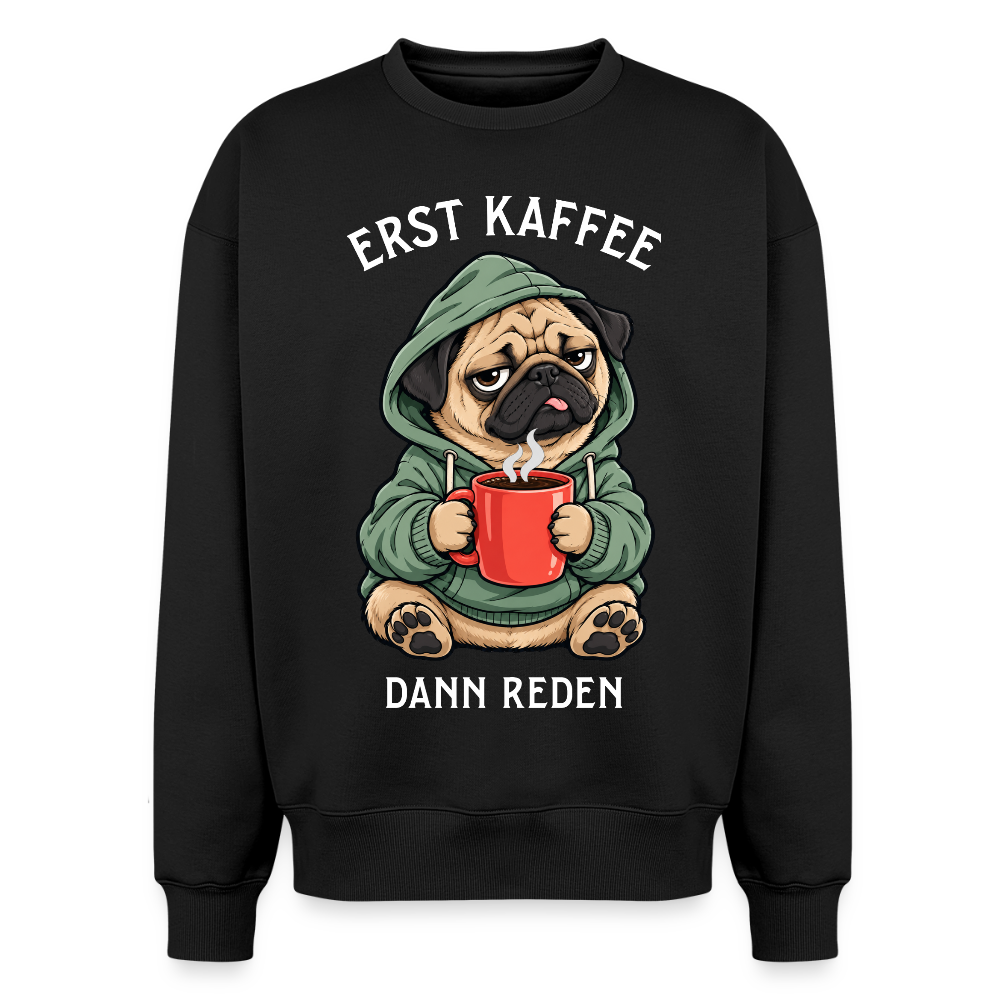 Mops Sweater in Schwarz – lustiger Cartoon-Hund mit Spruch „Erst Kaffee“ auf der Rückseite | Geschenk für Hundeliebhaber von Pfotenart