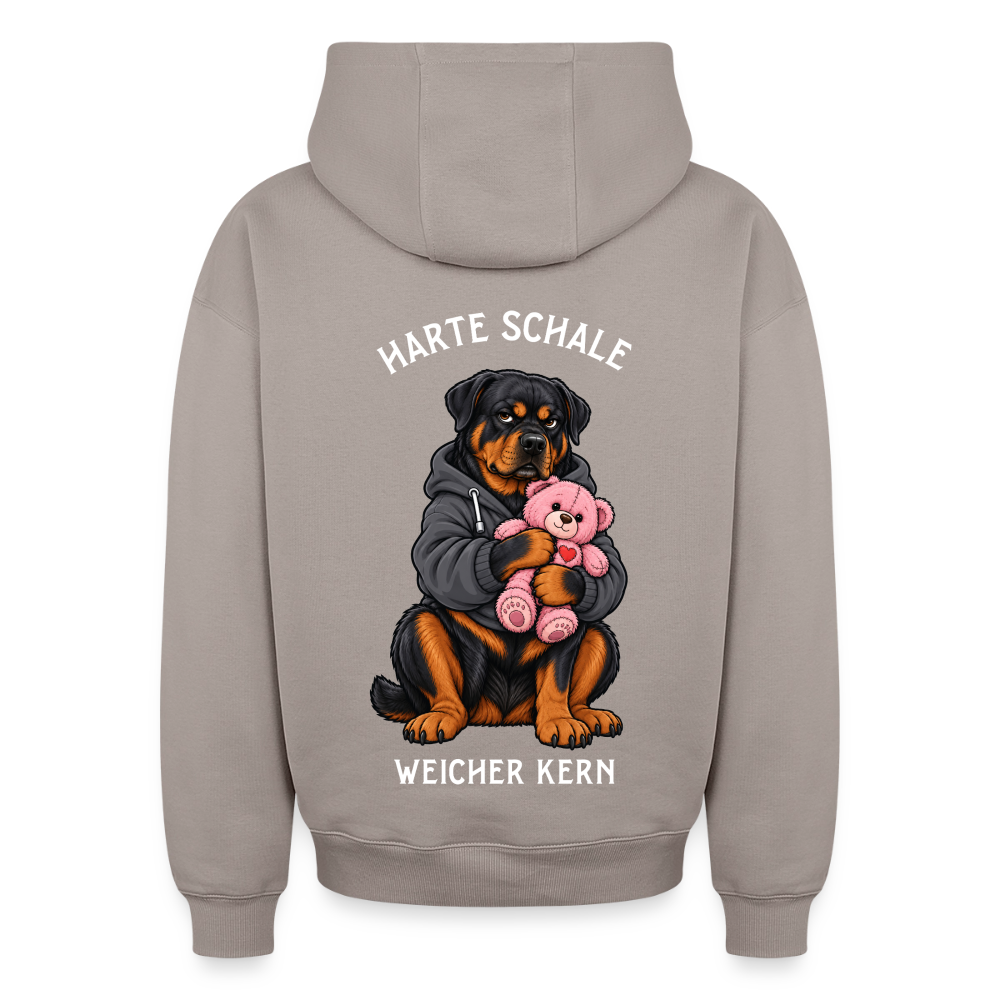 Rottweiler Hoodie in Taupe – lustiger Cartoon-Hund mit Spruch „Harte Schale“ auf der Rückseite | Geschenk für Hundeliebhaber von Pfotenart
