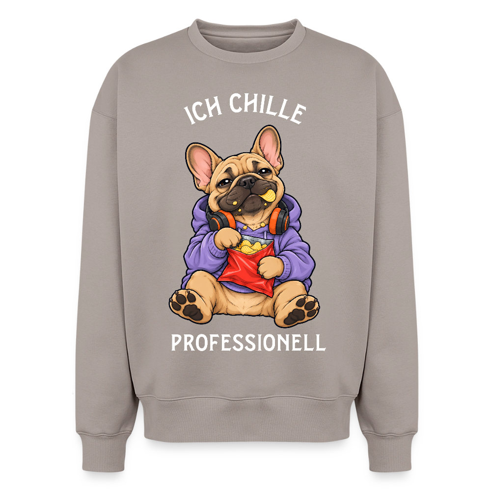 Französische Bulldogge Sweater in Taupe – lustiger Cartoon-Hund mit Spruch „Chillen“ auf der Rückseite | Geschenk für Hundeliebhaber von Pfotenart