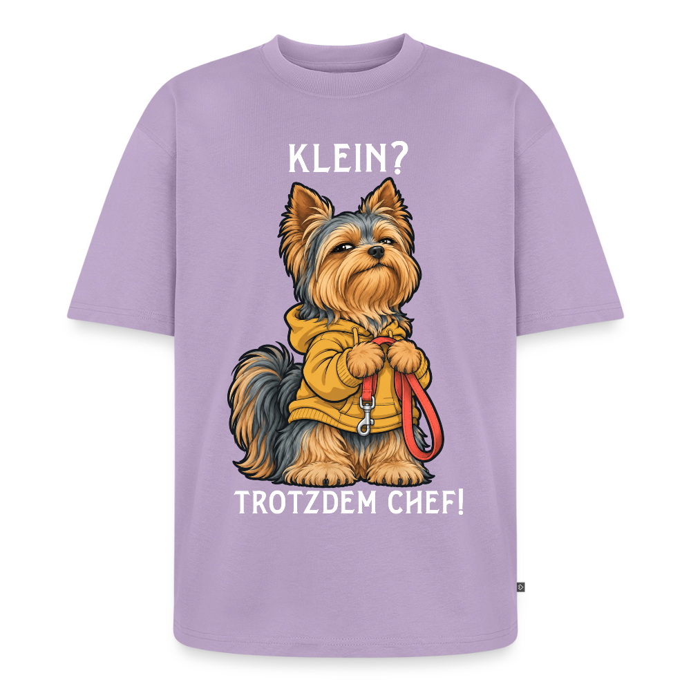 Yorkshire Terrier T-Shirt in Lavendel – lustiger Cartoon-Hund mit Spruch „Klein?“ | Geschenk für Hundeliebhaber von Pfotenart
