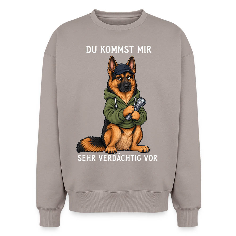 Schäferhund Sweater in Taupe – lustiger Cartoon-Hund mit Spruch „Sehr verdächtig“ auf der Rückseite | Geschenk für Hundeliebhaber von Pfotenart