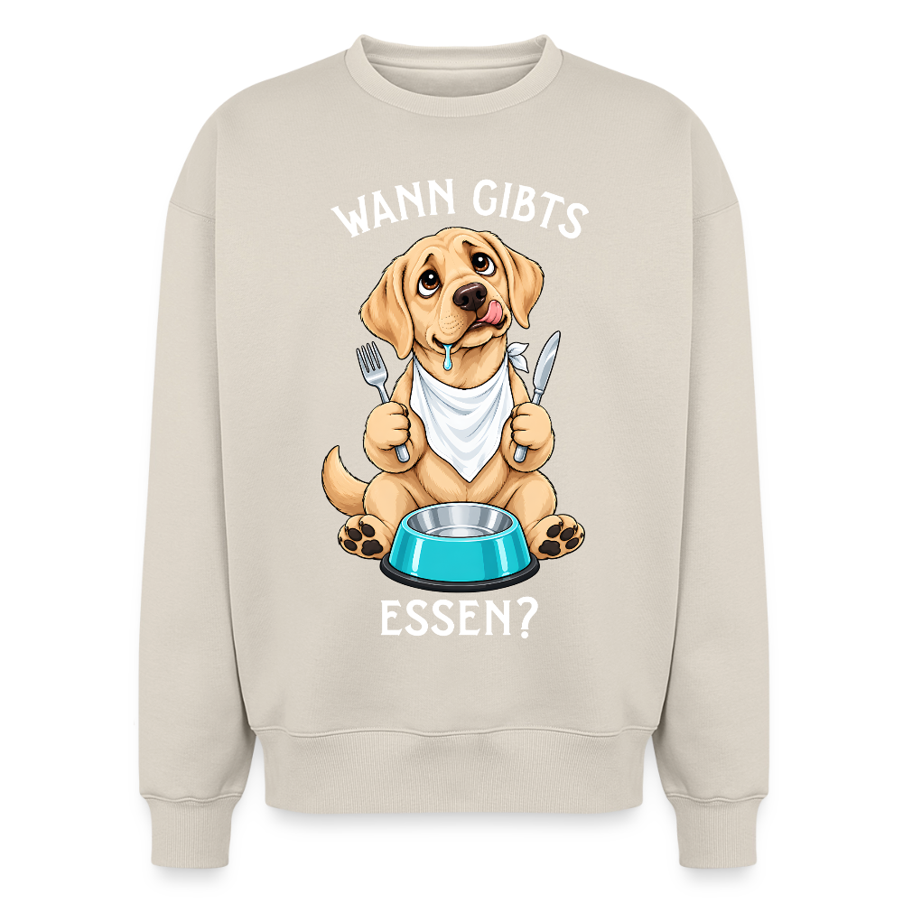 Labrador Sweater in Beige – lustiger Cartoon-Hund mit Spruch „Wann gibts Essen“ auf der Rückseite | Geschenk für Hundeliebhaber von Pfotenart