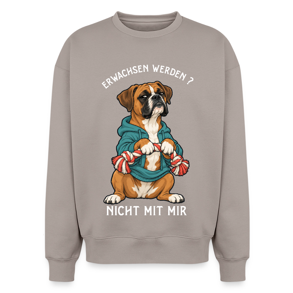 Boxer Sweater in Taupe – lustiger Cartoon-Hund mit Spruch „Erwachsen“ auf der Rückseite | Geschenk für Hundeliebhaber von Pfotenart