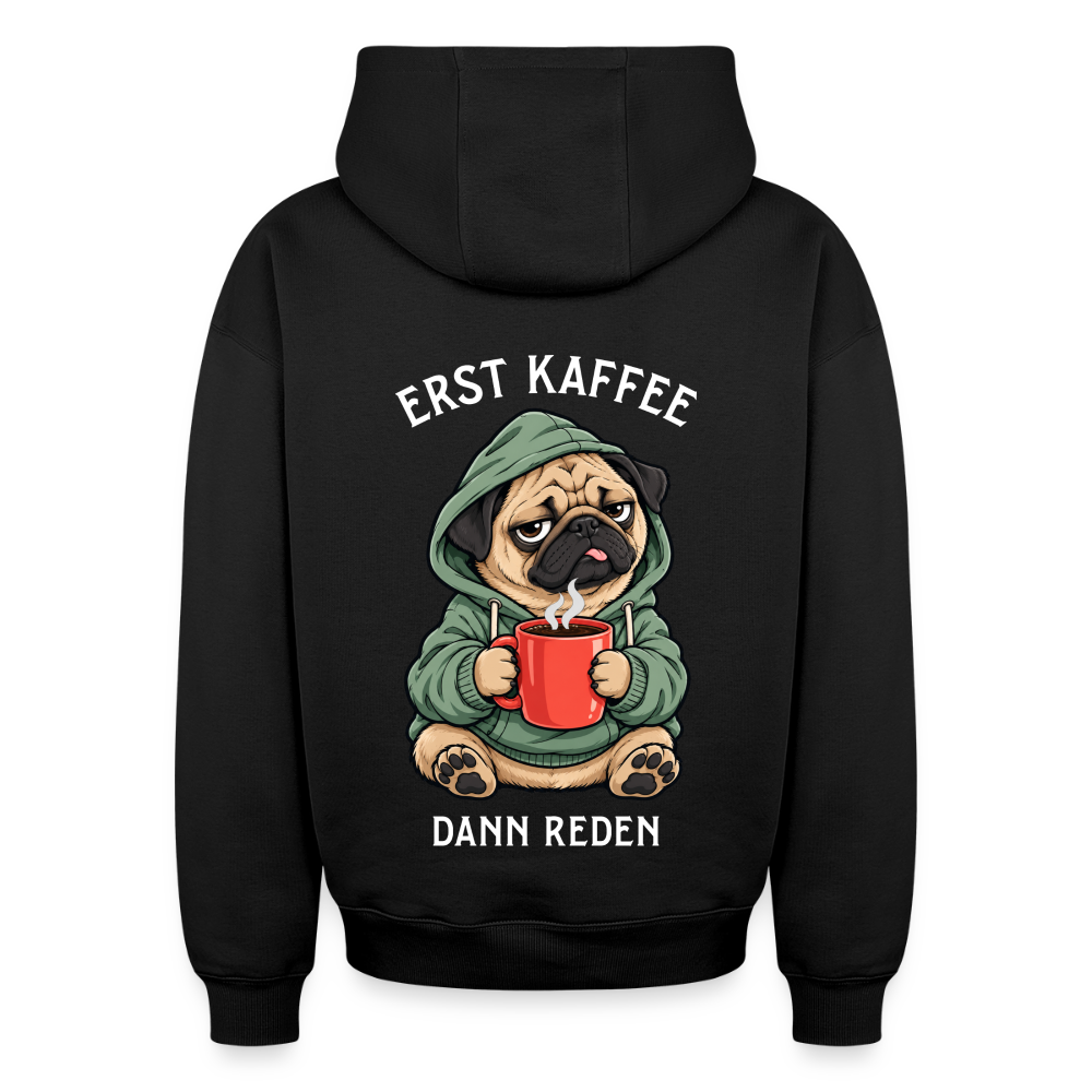 Mops Hoodie in Schwarz – lustiger Cartoon-Hund mit Spruch „Erst Kaffee“ auf der Rückseite | Geschenk für Hundeliebhaber von Pfotenart