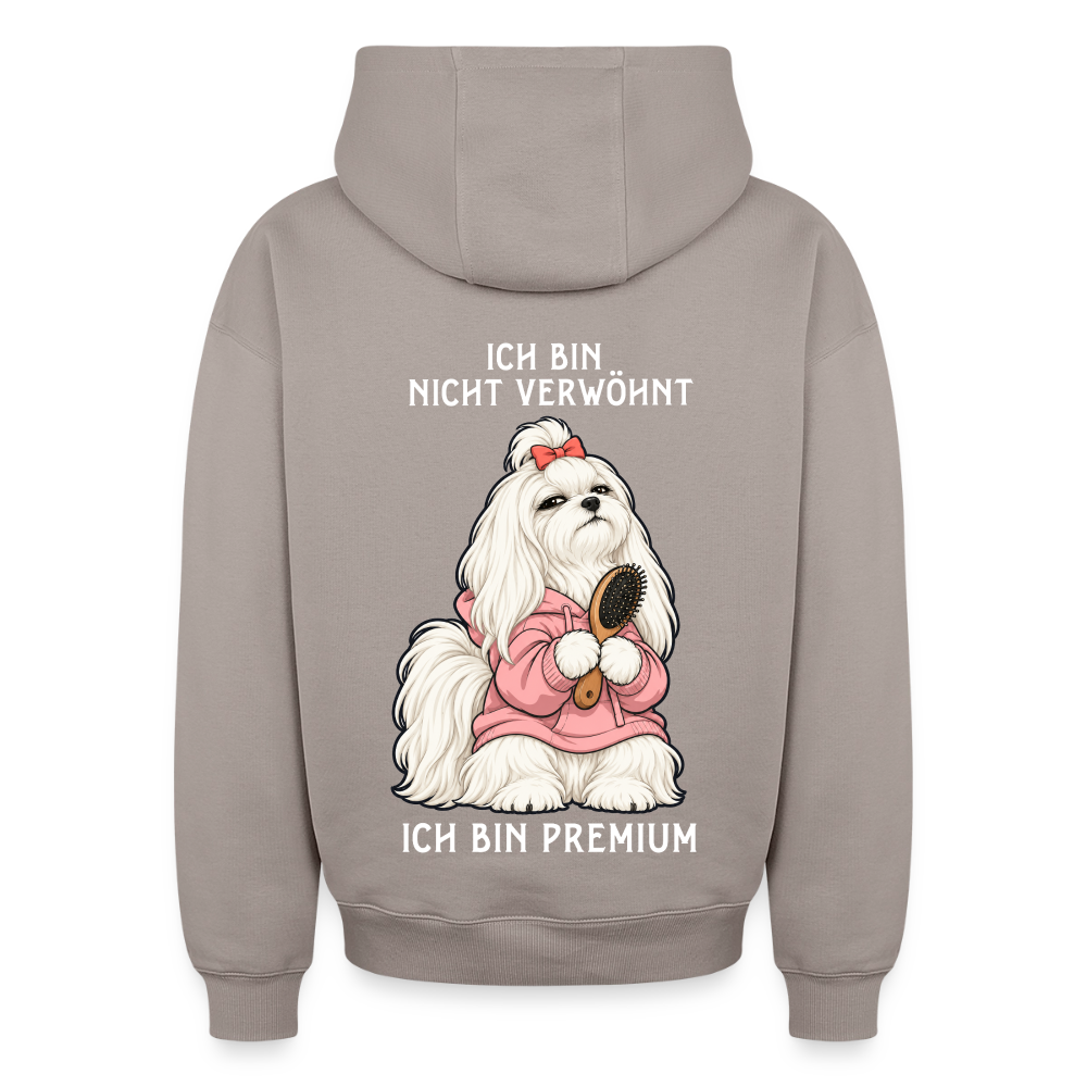 Malteser Hoodie in Taupe – lustiger Cartoon-Hund mit Spruch „Ich bin Premium“ auf der Rückseite | Geschenk für Hundeliebhaber von Pfotenart