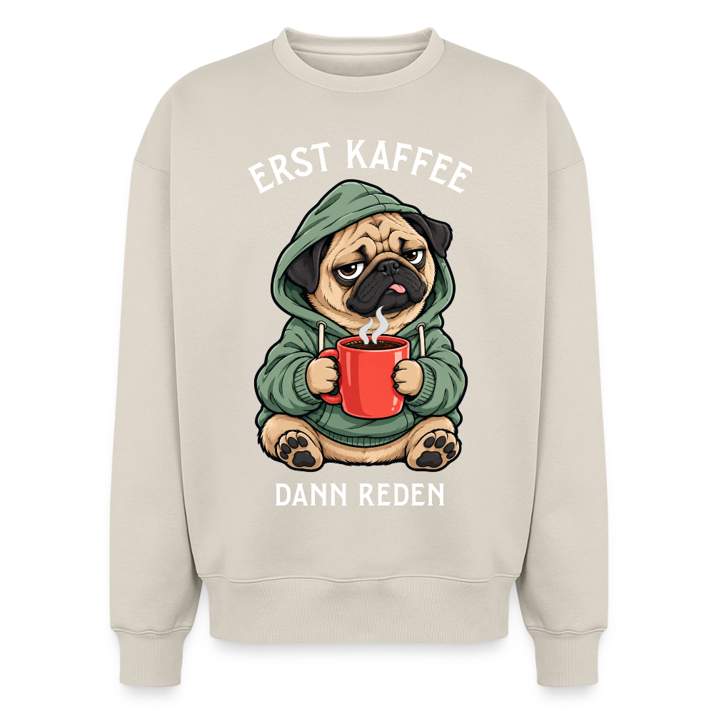 Mops Sweater in Beige – lustiger Cartoon-Hund mit Spruch „Erst Kaffee“ auf der Rückseite | Geschenk für Hundeliebhaber von Pfotenart