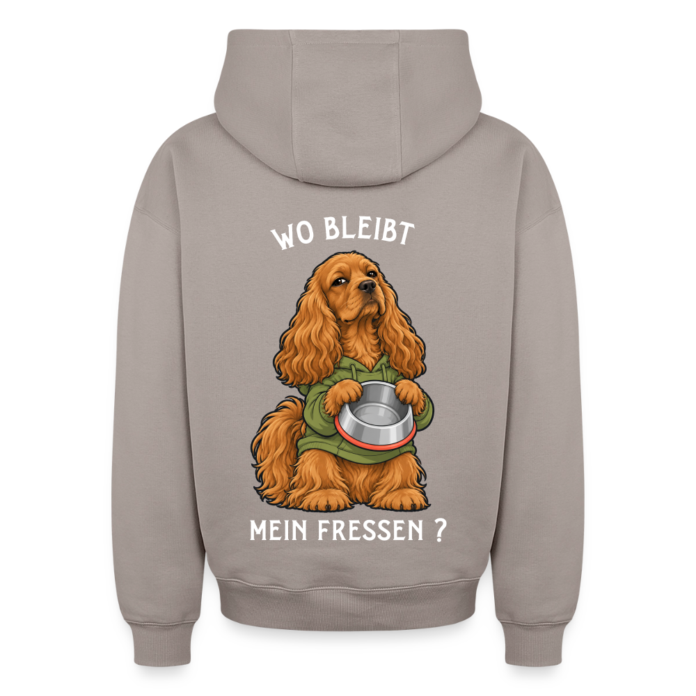 Cocker Spaniel Hoodie in Taupe – lustiger Cartoon-Hund mit Spruch „Wo bleibt“ auf der Rückseite | Geschenk für Hundeliebhaber von Pfotenart