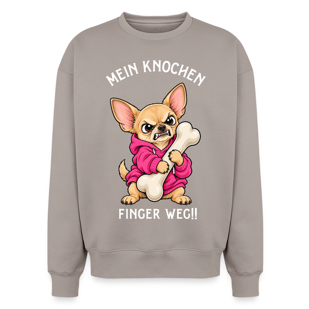 Chihuahua Sweater in Taupe – lustiger Cartoon-Hund mit Spruch „Mein Knochen“ auf der Rückseite | Geschenk für Hundeliebhaber von Pfotenart