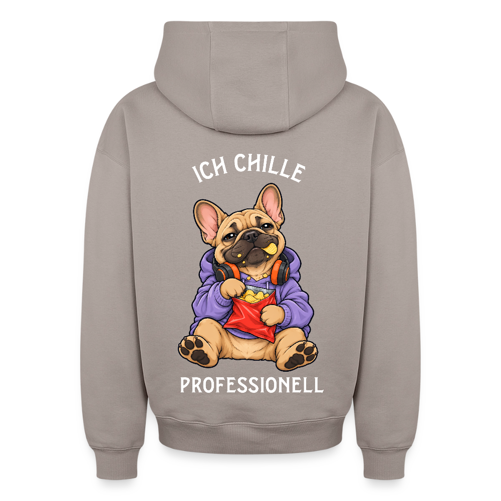 Französische Bulldogge Hoodie in Taupe – lustiger Cartoon-Hund mit Spruch „Ich chille“ auf der Rückseite | Geschenk für Hundeliebhaber von Pfotenart