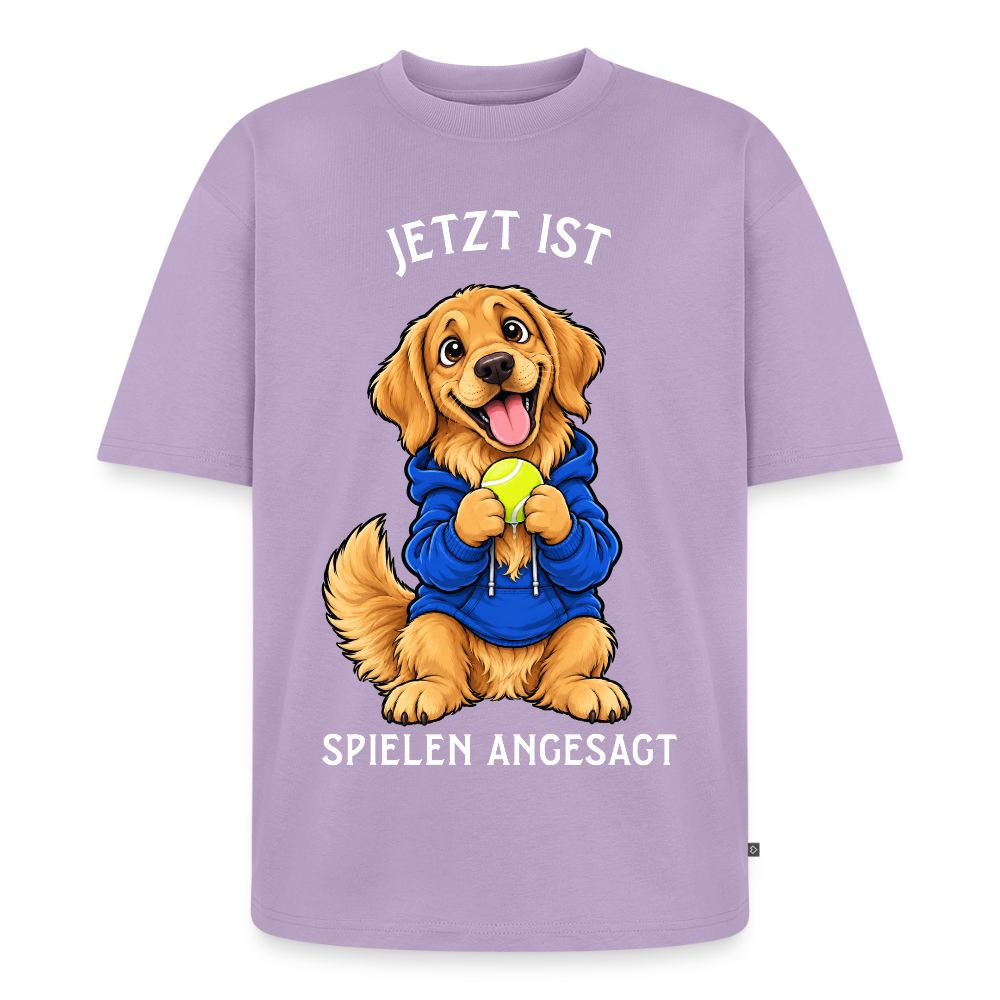 Golden Retriever T-Shirt in Lavendel – lustiger Cartoon-Hund mit Spruch „Spielen angesagt“ | Geschenk für Hundeliebhaber von Pfotenart